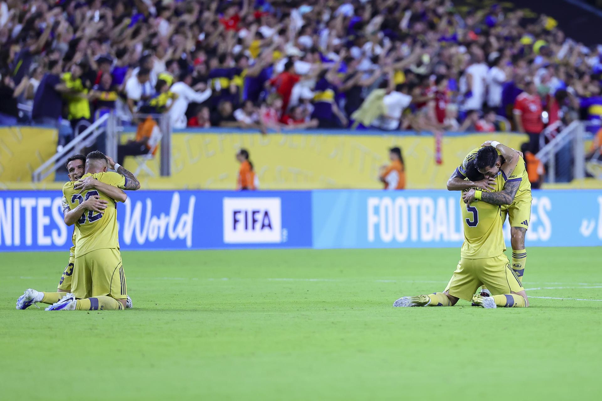 Jugadores de Boca Juniors celebran luego del empate transitorio de Miguel Merentiel ante Bayern Múnich. EFE/CRISTOBAL HERRERA-ULASHKEVICH 