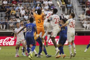 El marroquí Bono, portero titular de Al Hilal, se eleva más que todos para controlar el balón durante el partido del Mundial de Clubes que su club igualó sin goles con Salzburg en el estadio Audi Field de Washigton. EFE/EPA/SHAWN THEW