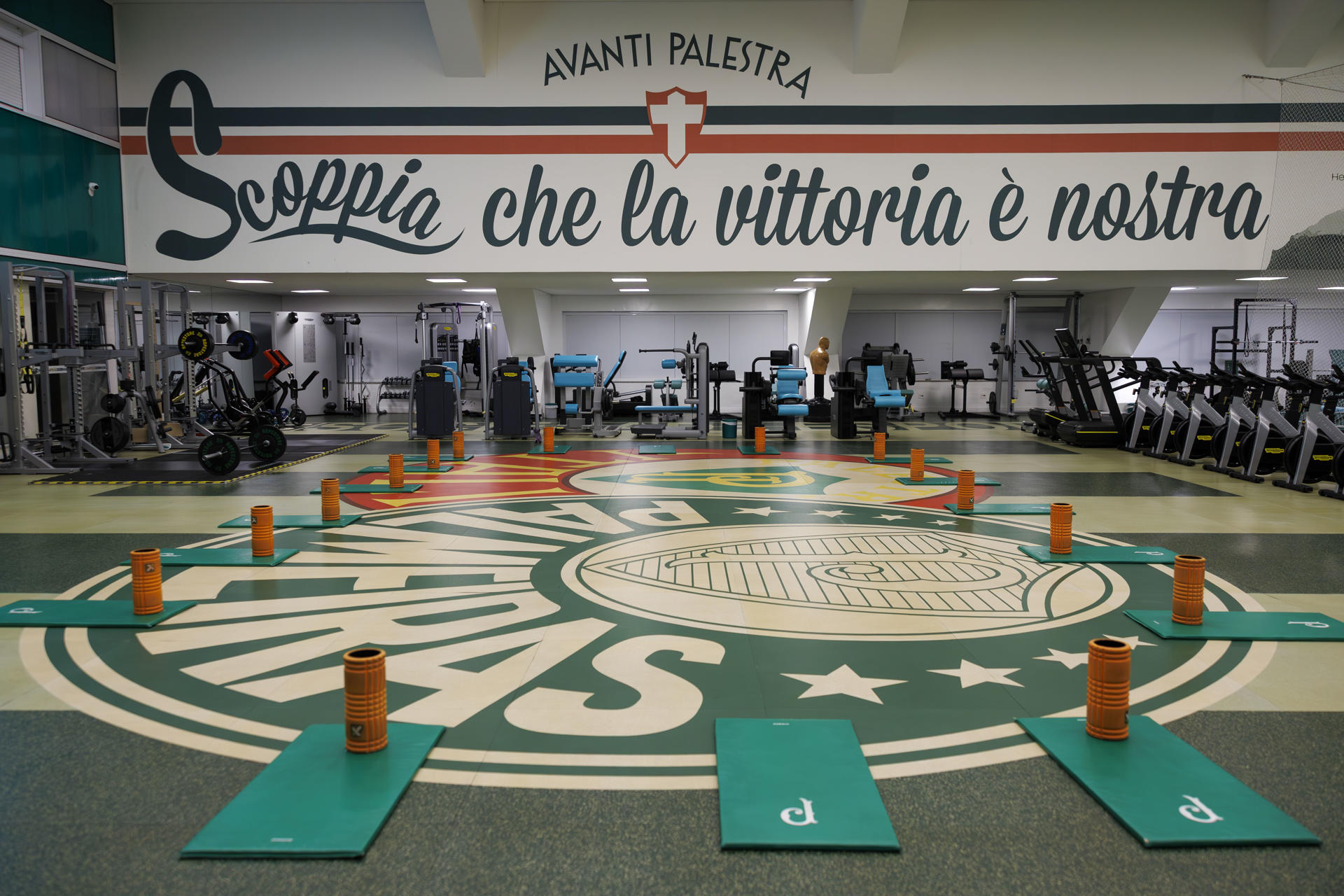 Palmeiras, uno de los cuatro representantes brasileños en el Mundial de Clubes de la FIFA, ha incluido en su rutina de entrenamientos una disciplina poco habitual en el fútbol: la neurociencia. El objetivo: dar "masajes cerebrales" para recuperarse mejor y acelerar el juego en el campo. El 'Verdão', que debutará este domingo contra el Oporto en el Grupo A, acaba de inaugurar un 'Centro de Recuperación y Neurociencia' en sus modernas instalaciones de entrenamiento, en la ciudad de São Paulo.- EFE/ Isaac Fontana