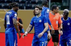 El jugador del Chelsea Pedro Neto (c) celebra junto a su compañero Noni Madueke (i) luego de anotar contra el LAFC. EFE/ERIK S. LESSER