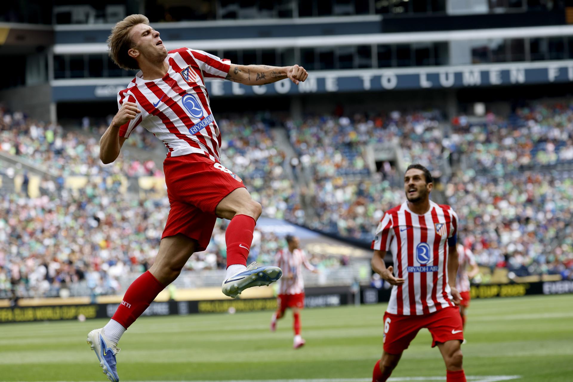 Pablo Barrios, del Atlético de Madrid (i),celebra después de marcar un gol durante el partido del grupo B de la Copa Mundial de Clubes de la FIFA 2025 entre Seattle Sounders y Atlético de Madrid en Seattle (Washington, EE.UU.). EFE/JOHN G. MABANGLO