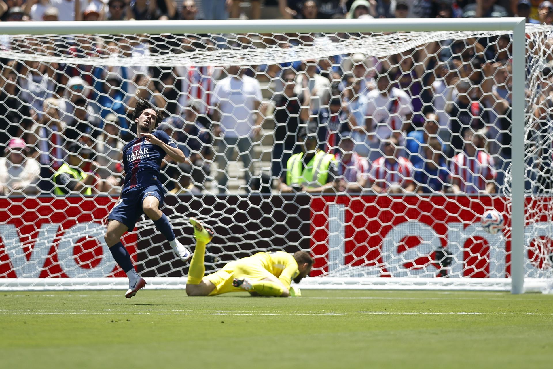 Vitinha anotó el segundo gol del PSG ante el lamento del portero Jan Oblak, del Atlético de Madrid, en el Mundial de Clubes. EFE/EPA/CAROLINE BREHMAN