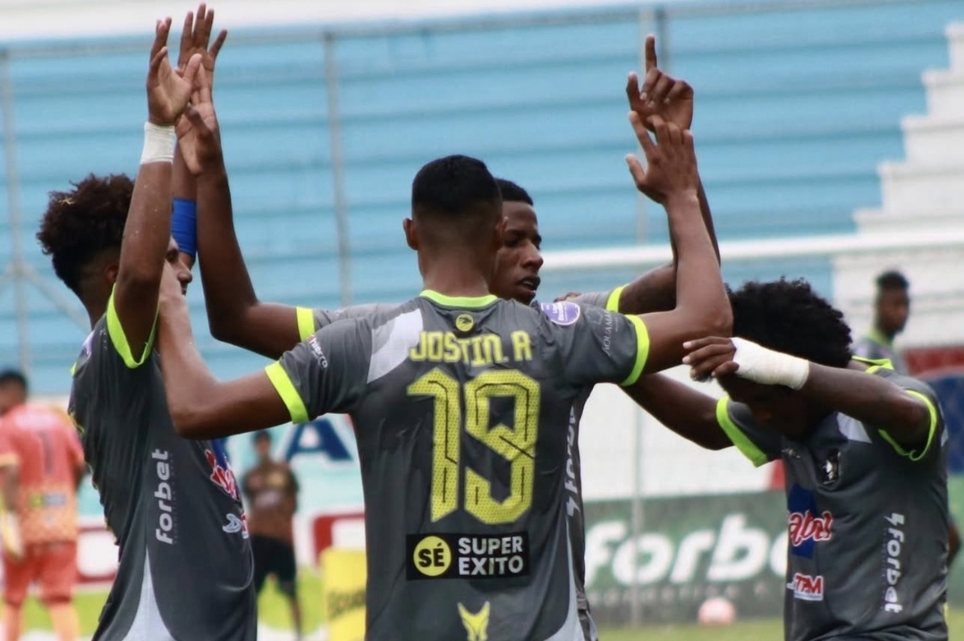 Manta vence 4–2 a Universidad Católica y aún sueña, con latinos en cancha