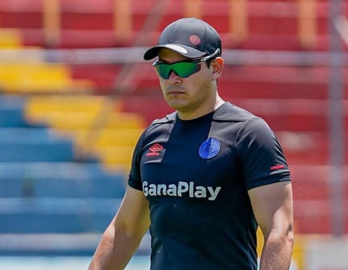 Mexicano debutante, lleva a su equipo al liderato en El Salvador