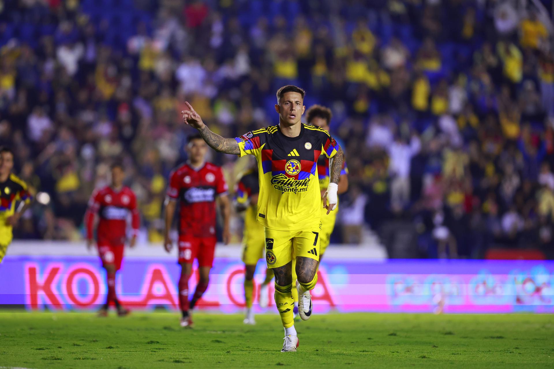 Paul Rodríguez celebra un gol de América a Tijuana este miércoles, en el estadio Ciudad de los Deportes en Ciudad de México (México). EFE/Sáshenka Gutiérrez 