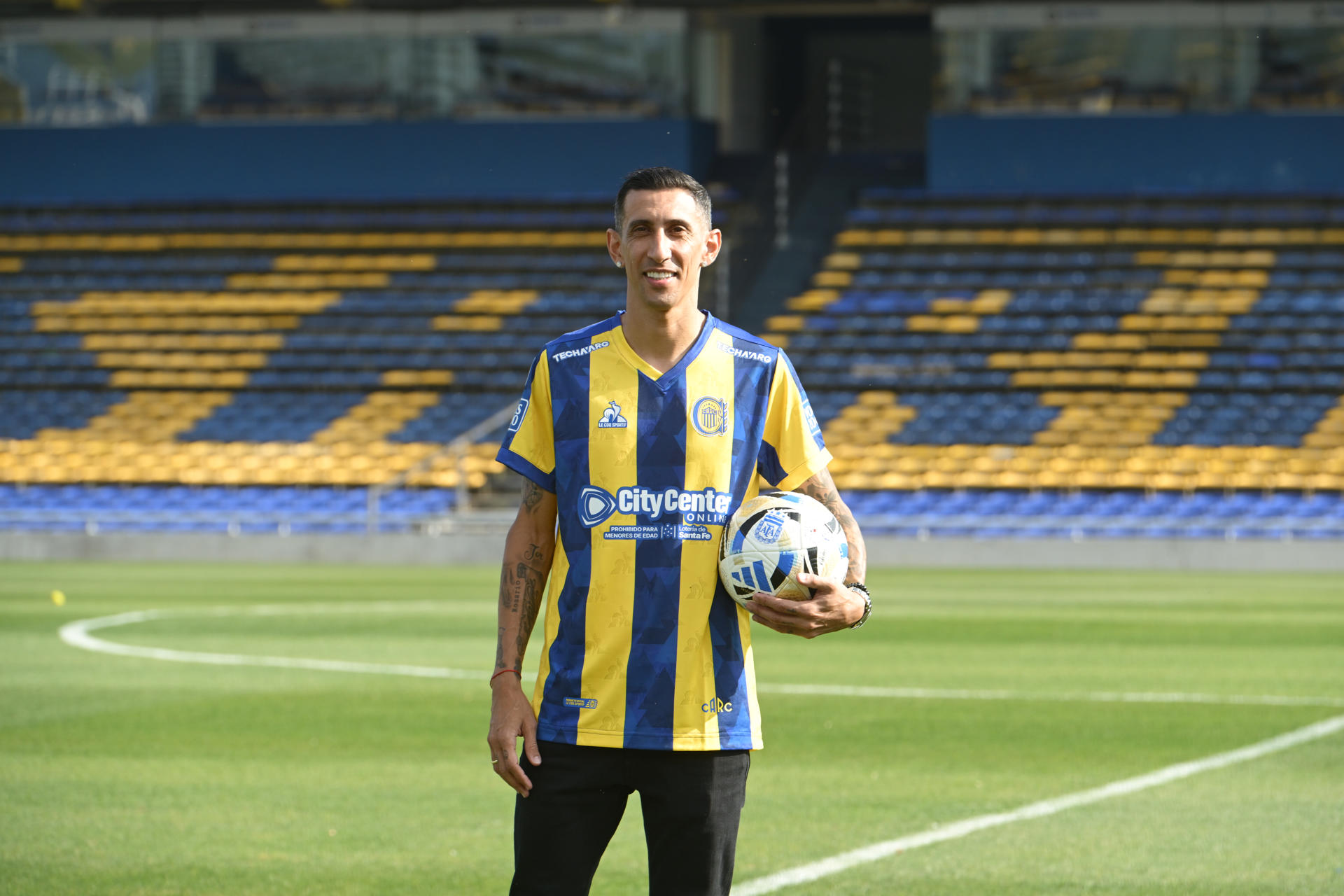El delantero argentino Ángel Di María, posa durante la presentación como nuevo jugador del Rosario Central en el Estadio Gigante de Arroyito en Rosario (Argentina). EFE/Sebastián Granata 