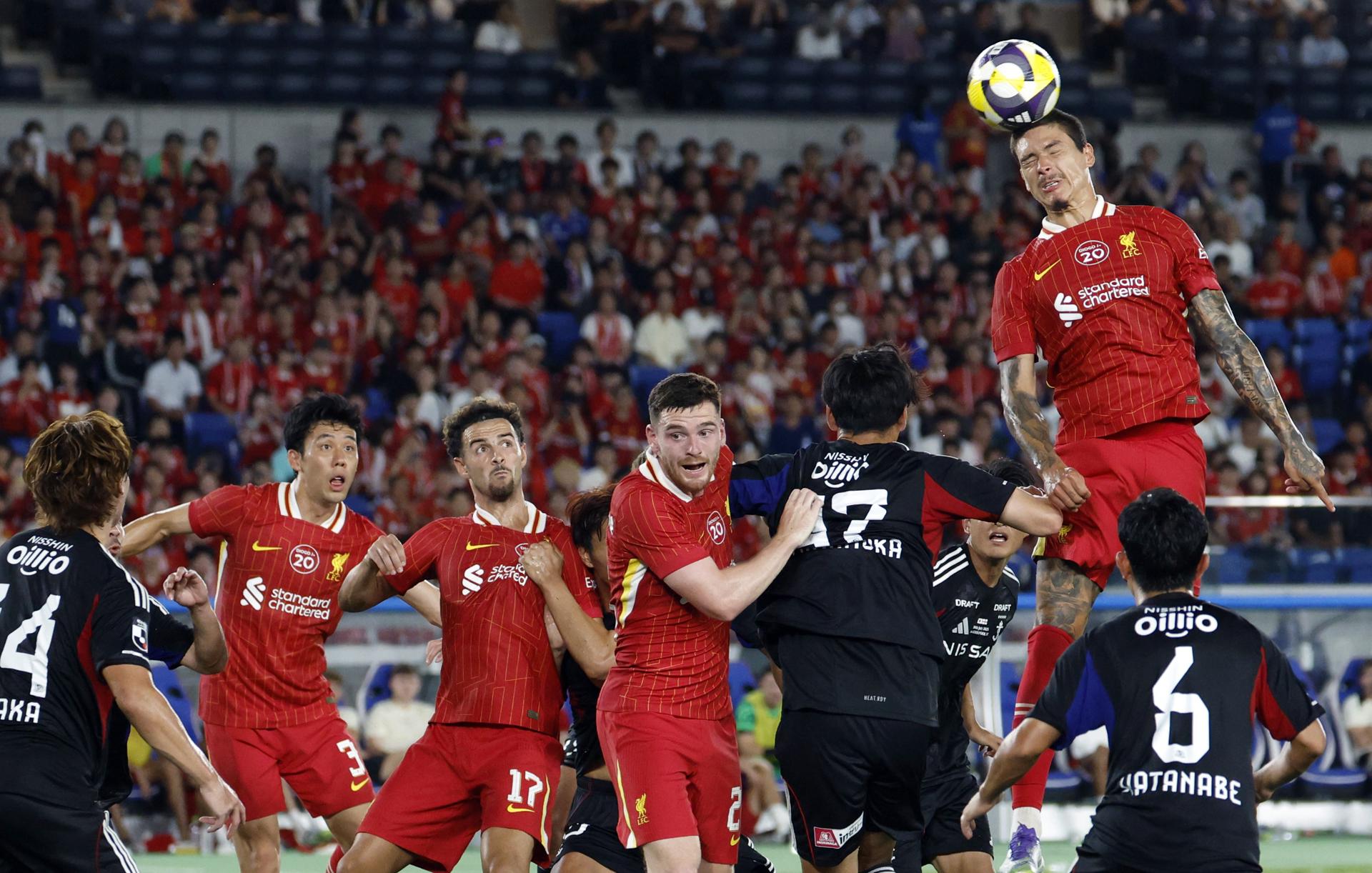 El jugador uruguayo del Liverpool FC Darwin Nunez (d) cabecea durante el amistoso de este miércoles ante el Yokohama F. Marinos. EFE/EPA/FRANCK ROBICHON 