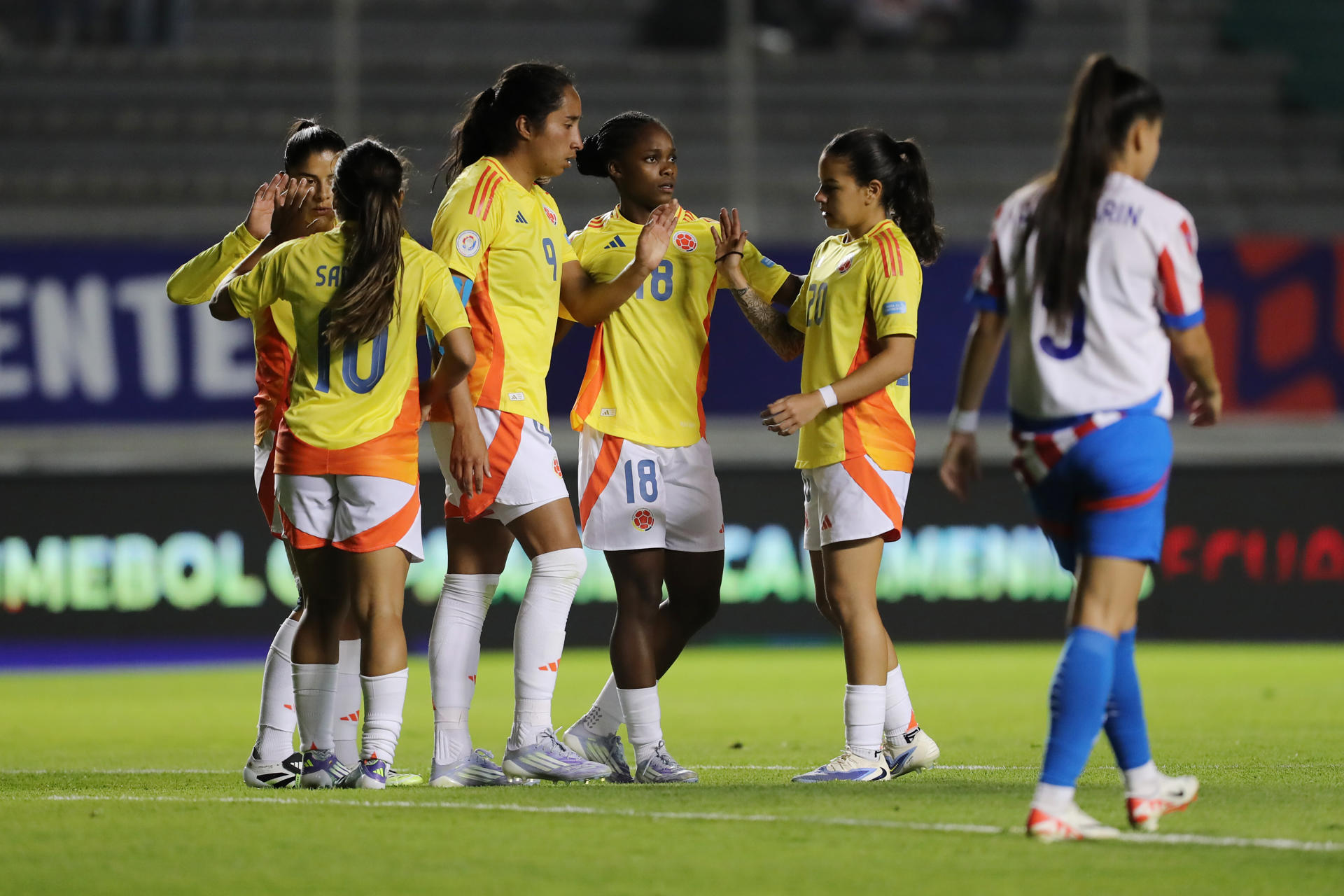 Jugadoras de la selección de Colombia celebran la goleada por 4-1 infligida este sábado a Paraguay en un partido de la tercera fecha del Grupo B de la Copa América jugado en el estadio Gonzalo Pozo Ripalda de Quito. EFE/ José Jácome 