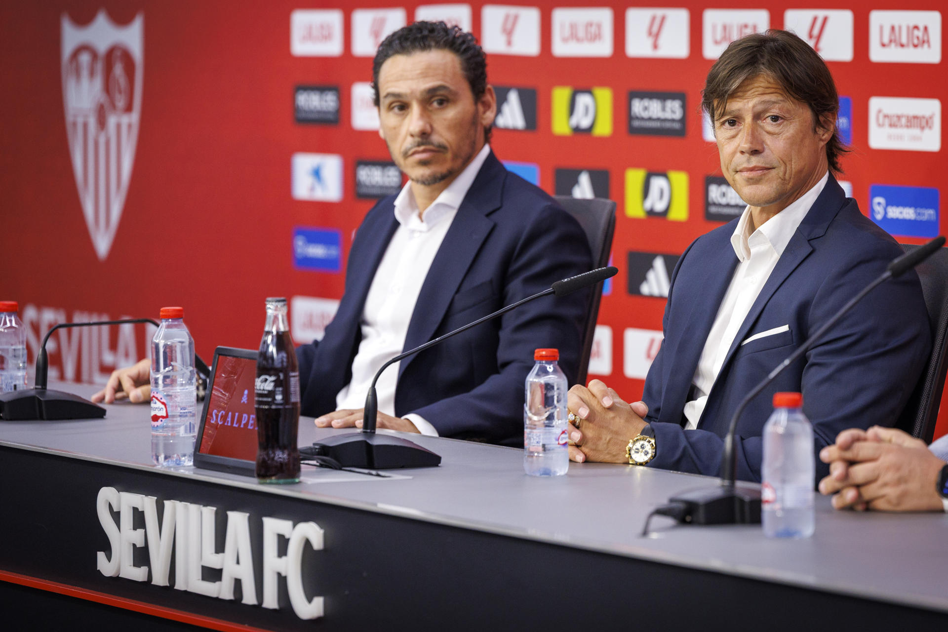 El presidente del Sevilla FC, José María del Nido Carrasco (i), junto al argentino Matías Almeyda durante su presentación como nuevo entrenador del equipo sevillista, con el que ha firmado un contrato para las próximas tres temporadas y regresa casi 30 años después al club en el que ejerció como futbolista en una campaña, la 1996-1997, cuando el equipo bajó a Segunda División. EFE/ Julio Muñoz