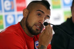 Fotografía de archivo del 17 de junio de 2015 en la que se ve  al centrocampista chileno Arturo Vidal al secar sus lágrimas en una rueda de prensa en el complejo Fernando Riera, en Santiago (Chile), tras protagonizar un accidente de tráfico en estado de ebriedad. EFE/Elvis González