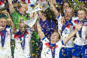 Las jugadoras inglesas celebvran el título tras ganar en los penaltis a España. EFE/EPA/TIL BUERGY