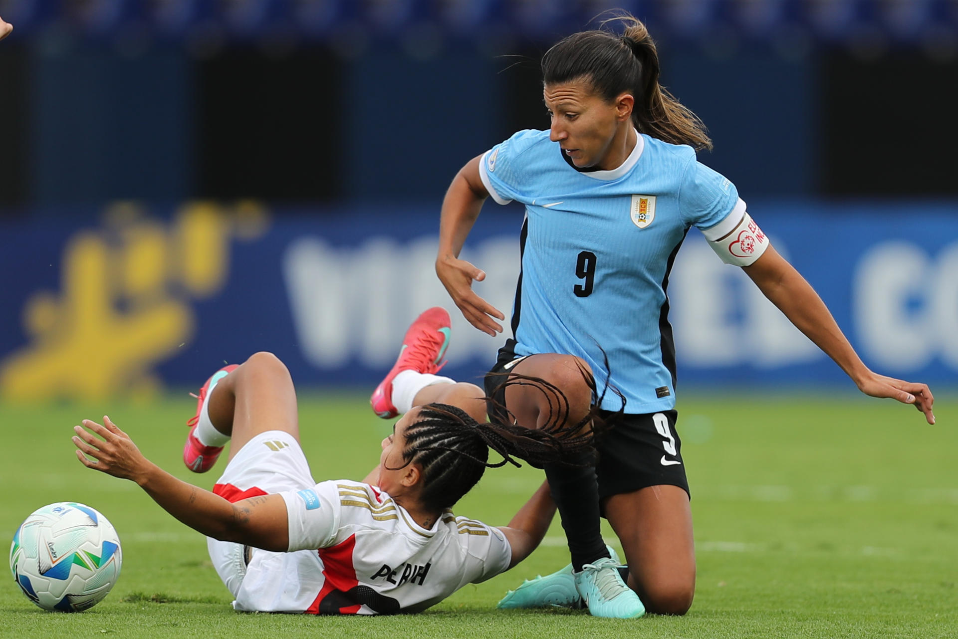 La delantera uruguaya Pamela González (d) disputa el balón con la defensora peruana Pierina Núñez este viernes durante el partido de la Copa América que la Celeste ganó por 1-0 en el estadio Banco Guayaquil de Quito.EFE/ José Jácome 
