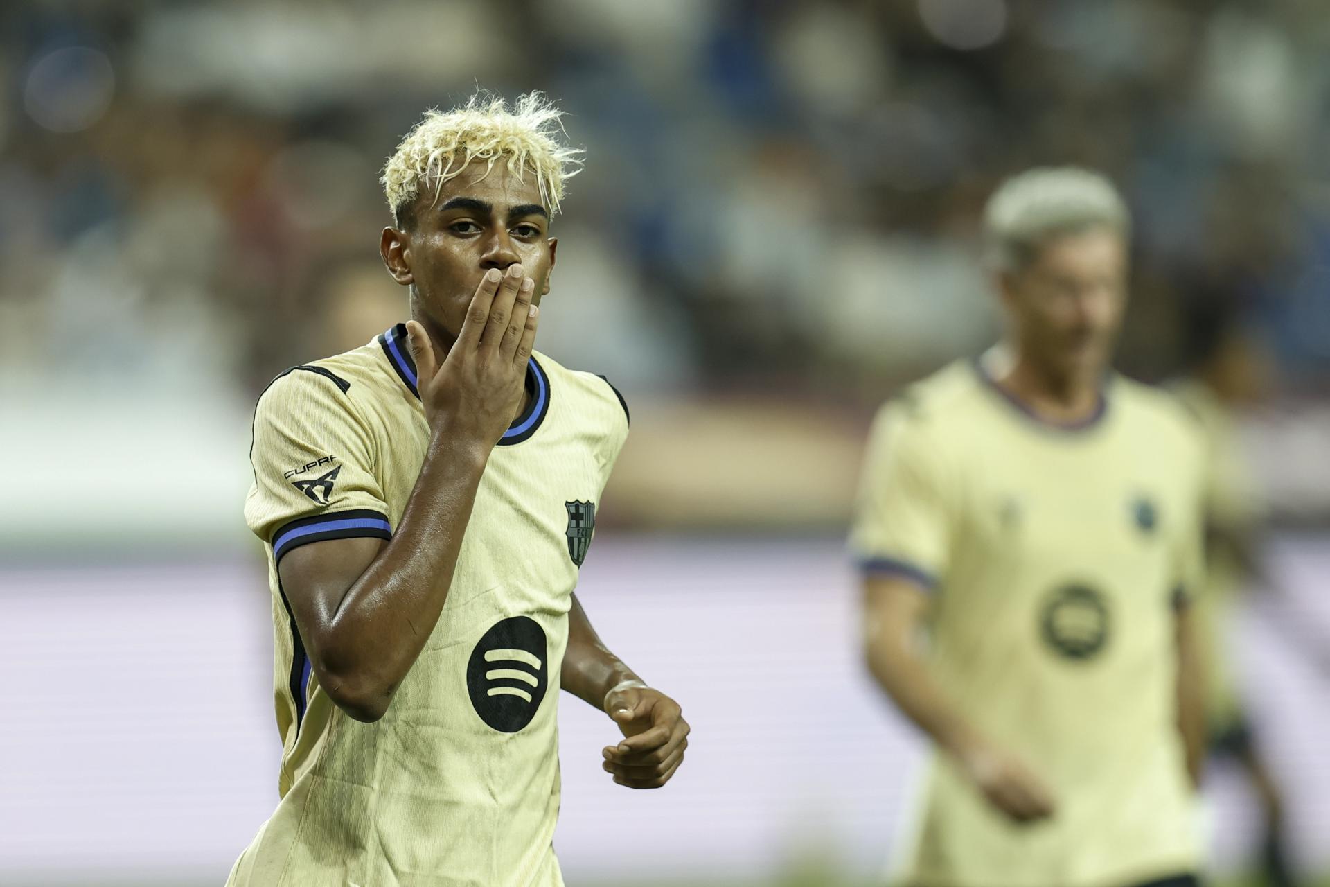El jugador del FC Barcelona Lamine Yamal (C) celebra durante el amistoso ante el FC Seúl disputado este jueves.EFE/EPA/JEON HEON-KYUN 