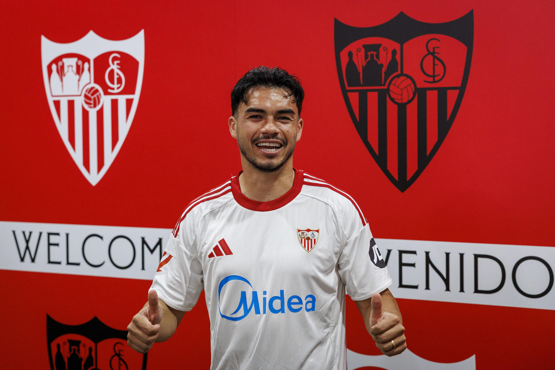 El chileno Suazo desea «transmitir energía positiva» a un Sevilla que vive «un momento complicado»