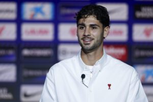 El mediocentro estadounidense Johnny Cardoso durante su presentación como nuevo jugador del Atlético de Madrid en el estadio Metropolitano de Madrid. EFE/ Mariscal