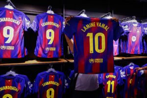 Fotografía de archivo de la primera equipación del Barcelona de la temporada 2025-26 con el nombre de Lamine Yamal y el número 10. EFE/Quique García