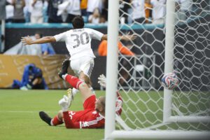 Gonzalo García (c) sella la clasificación del Real Madrid a los cuartos de final del Mundial de Clubes con un cabezazo que estableció este martes el 1-0 sobre Juventus en el estadio Hard Rock de Miami. EFE/Juan Ignacio Roncoroni