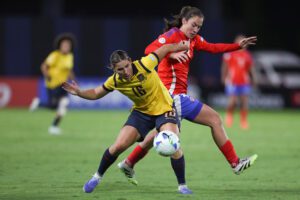 Sonya Keefe (d), de Chile, disputa el balón con Manoly Córdova, de Ecuador, en un partido de la fase de grupos de la Copa América Femenina entre Chile y Ecuador en el  estadio Banco de Guayaquil en Quito (Ecuador). EFE/ José Jácome