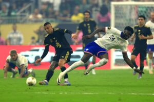 Patrick Agyemang (d), de Estados Unidos, en acción contra Roberto Alvarado (i), de México, durante la final de la Copa Oro de la Concacaf entre Estados Unidos y México en Houston, Texas (Estados Unidos. EFE/CARLOS RAMIREZ