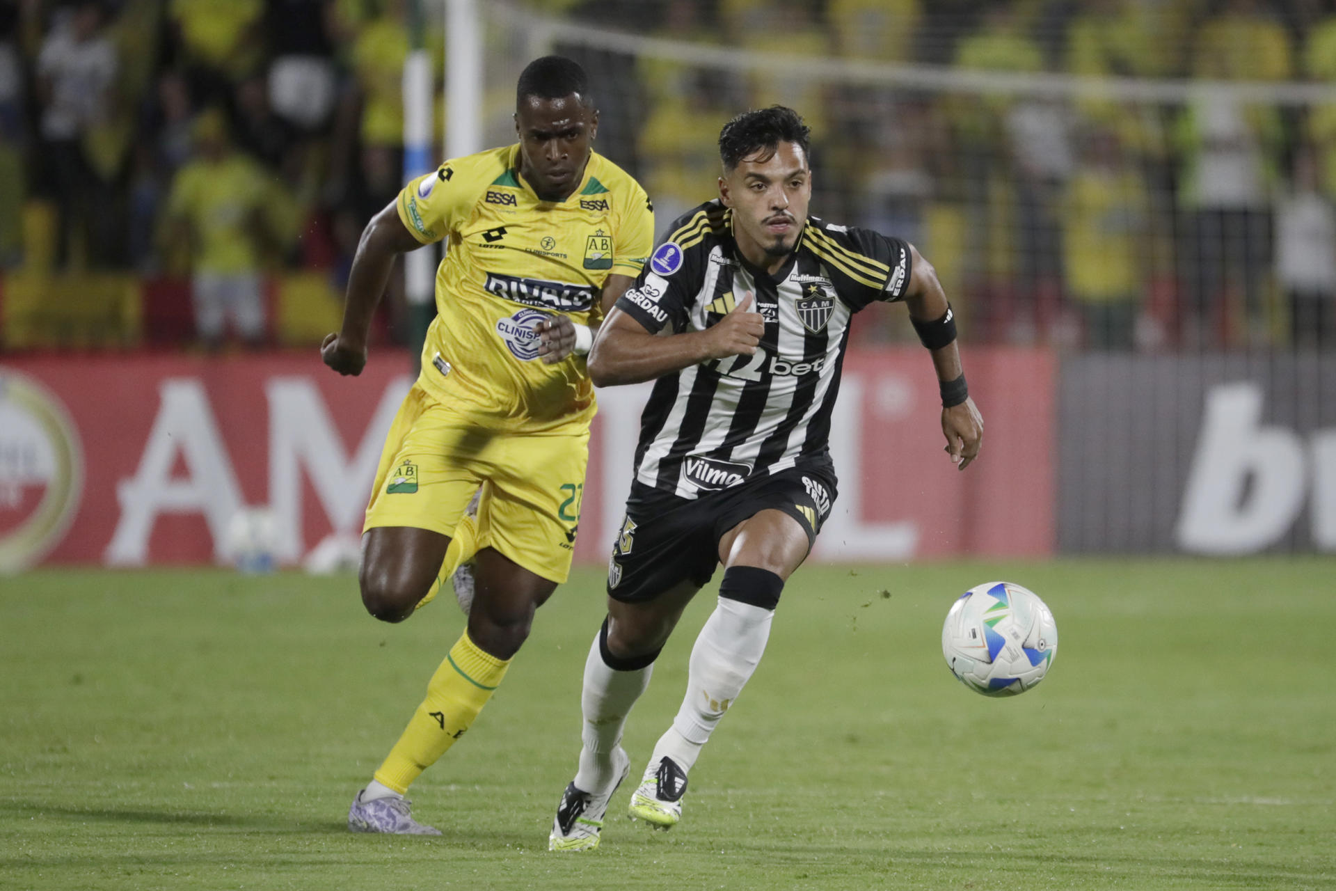 Fabry Castro (i), de Bucaramanga, disputa el balón con Gabriel Menino, del Atlético Mineiro. EFE/Carlos Ortega 