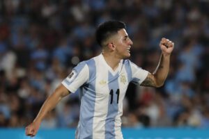 Thiago Almada de Argentina celebra un gol en foto de archivo de Raúl Martínez. EFE