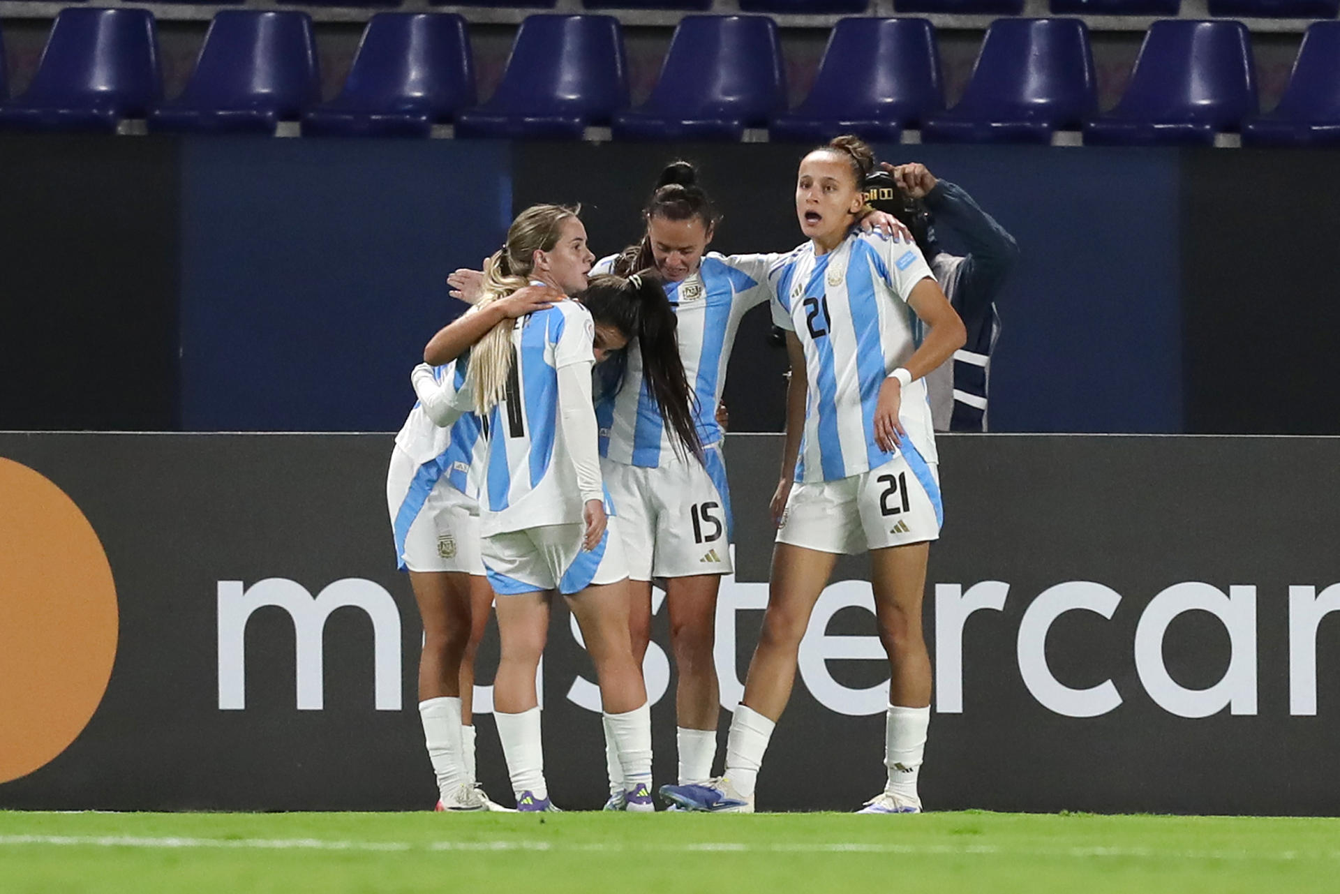 Jugadoras argentinas celebran este viernes el triunfo de remontada por 2-1 sobre la selección de Chile en partido de la Copa América jugado en el estadio Banco Guayaquil en Quito (Ecuador). EFE/ Jóse Jácome 