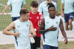 - Nico Williams (d) y Robert Navarro (i), durante el entrenamiento que el Athletic de Bilbao ha celebrado este martes en sus instalaciones de Lezama (Bizkaia). EFE/ Miguel Toña