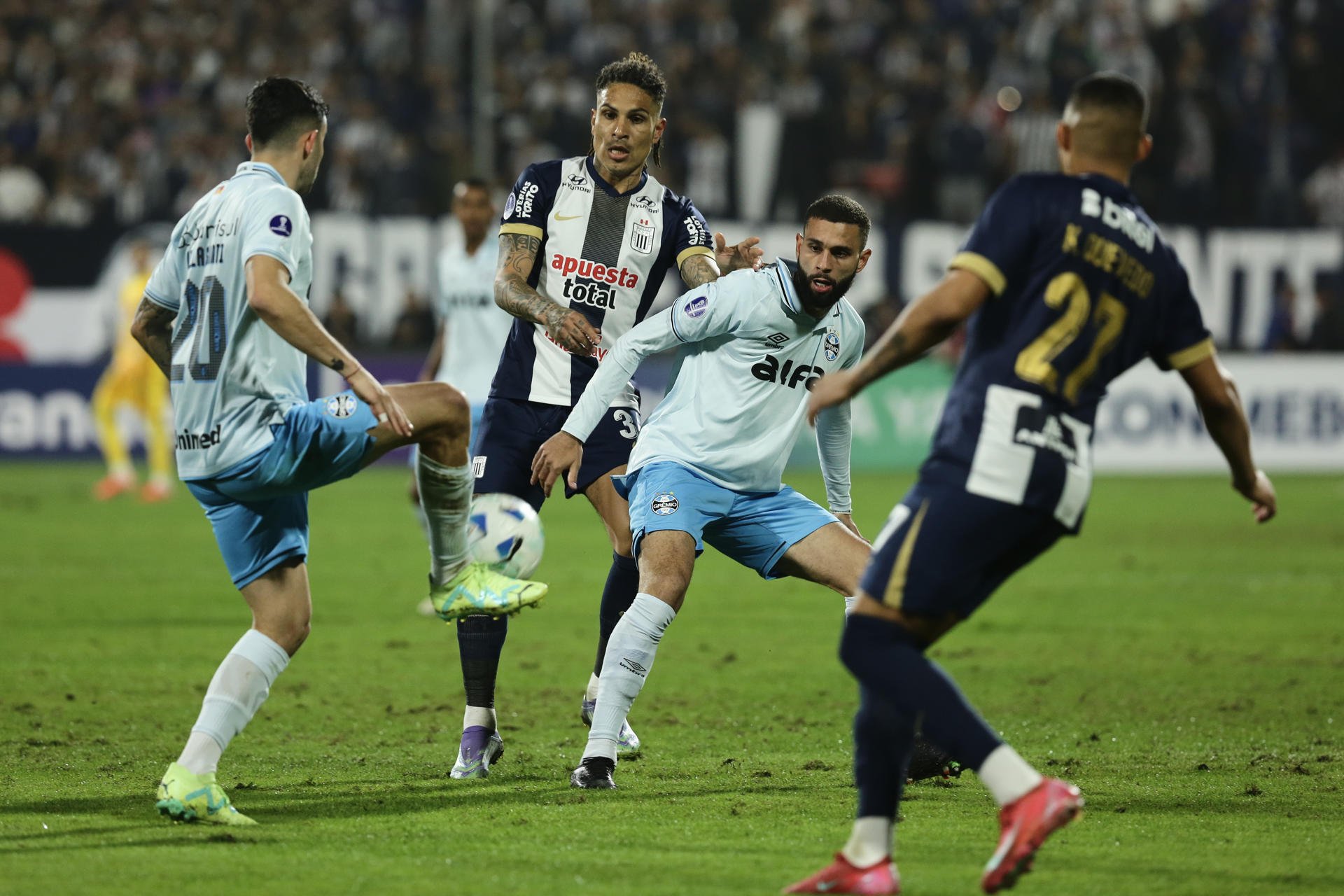 Alianza Lima sorprende a Gremio y acaricia el cupo a octavos de final