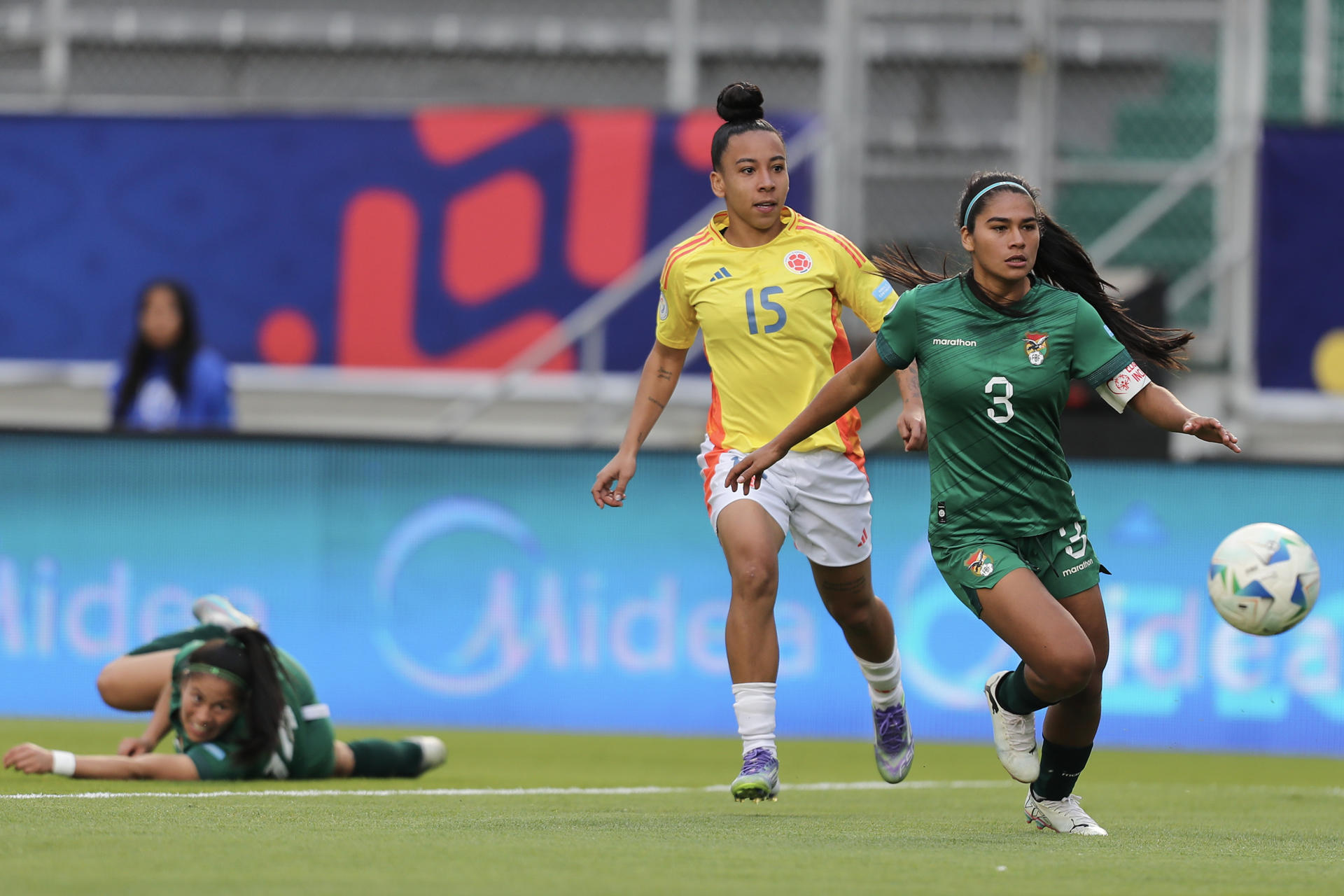 Wendy Bonilla (i), de Colombia, disputa el balón con Aide Mendiola, de Bolivia, en un partido de la fase de grupos de la Copa América Femenina entre Colombia y Bolivia en el estadio Gonzalo Pozo Ripalda en Quito (Ecuador). EFE/ José Jácome 