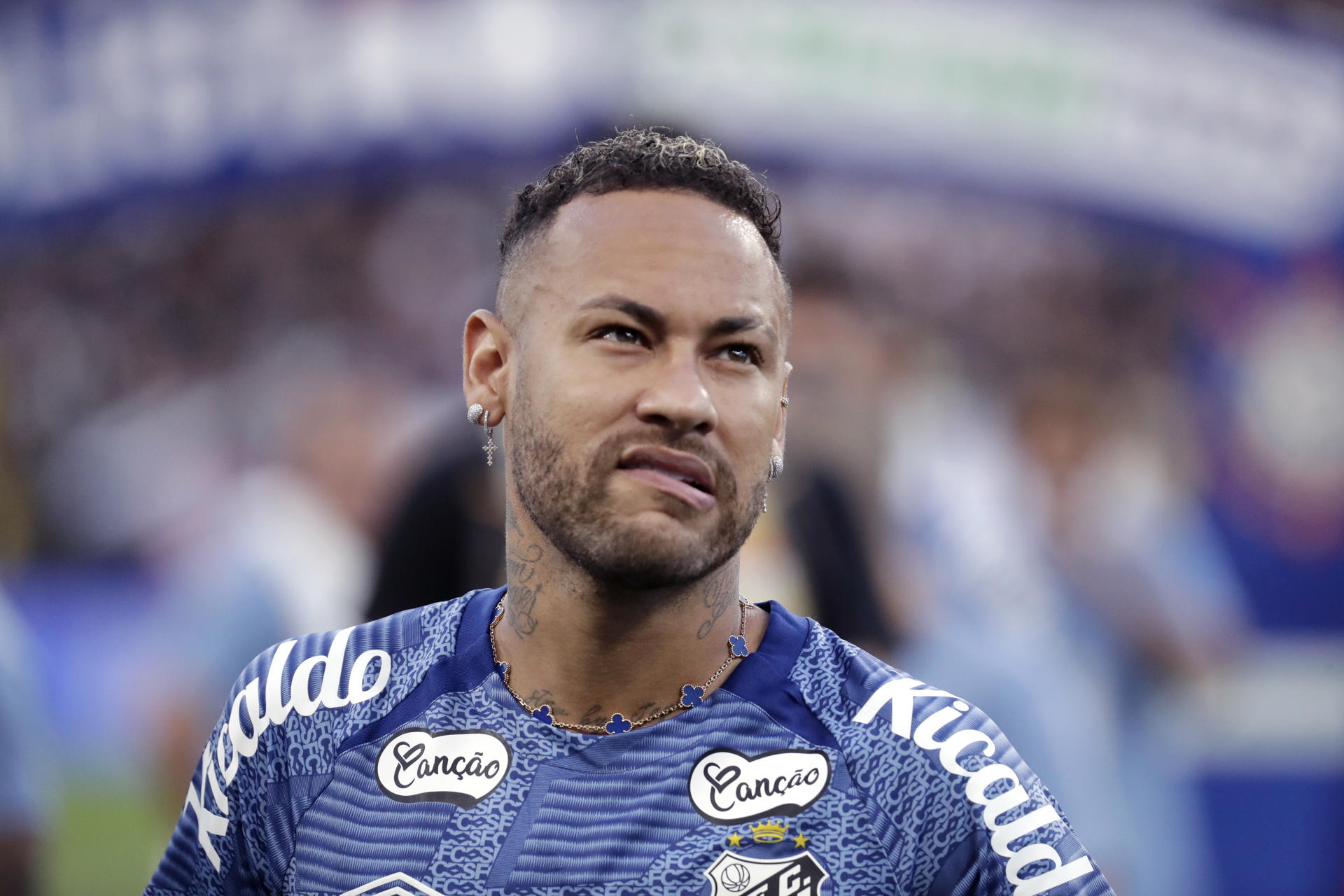 El brasileño Neymar se somete con éxito a una cirugía para corregir una lesión en el menisco
