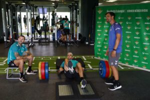Los jugadores Aitor Ruibal y Marc Bartra (c) realizan las pruebas de esfuerzo en los reconocimientos médicos con los que el Real Betis ha dado el pistoletazo de salida al sexto proyecto del técnico chileno Manuel Pellegrini al frente del club verdiblanco, en la ciudad deportiva en Sevilla. EFE/Julio Muñoz