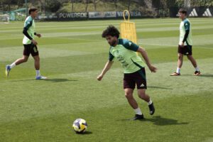 El jugador de la selección mexicana César Huerta entrena en el Centro de Alto Rendimiento de la Federación Mexicana de Fútbol, en Ciudad de México (México). EFE/José Méndez