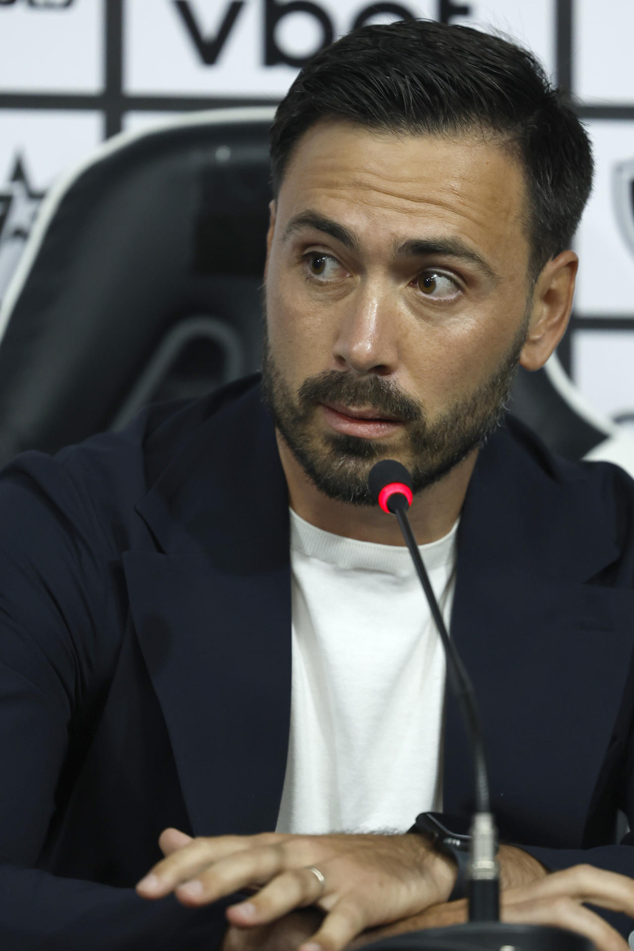 El italiano Davide Ancelotti habla durante su presentación como nuevo técnico de Botafogo. EFE/Antonio Lacerda