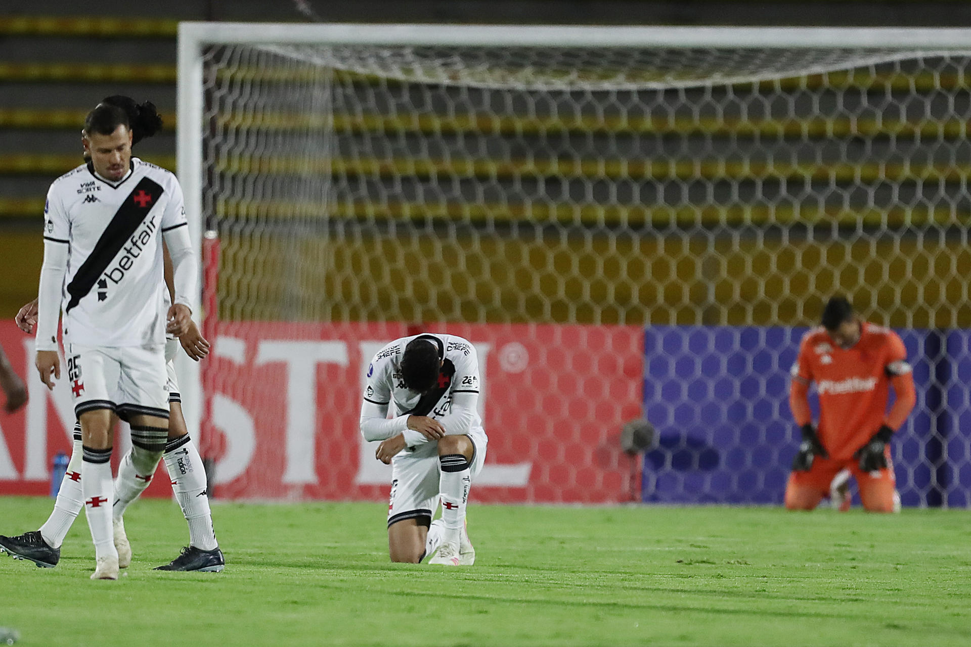 Jugadores de Vasco da Gama lamentan este martes la derrota en Quito por 4-0 ante Independiente del Valle en el partido de ida de la repesca por un cupo en los octavos de final de la Copa Sudamedricana. EFE/ José Jácome 