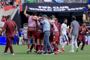 Jugadores del Fluminense y su entrenador, Renato Gaúcho (de azul), celebran la clasificación del equipo brasileño a las semifinales del Mundial de Clubes tras derrotar este viernes en Orlando (Florida) por 2-1 al Al Hilal. EFE/EPA/CRISTOBAL HERRERA-ULASHKEVICH