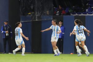 Florencia Bonsegundo (c) celebra su gol, el segundo de Argentina ante Ecuador en la Copa América Femenina en el estadio Banco Guayaquil en Quito (Ecuador). EFE/José Jácome