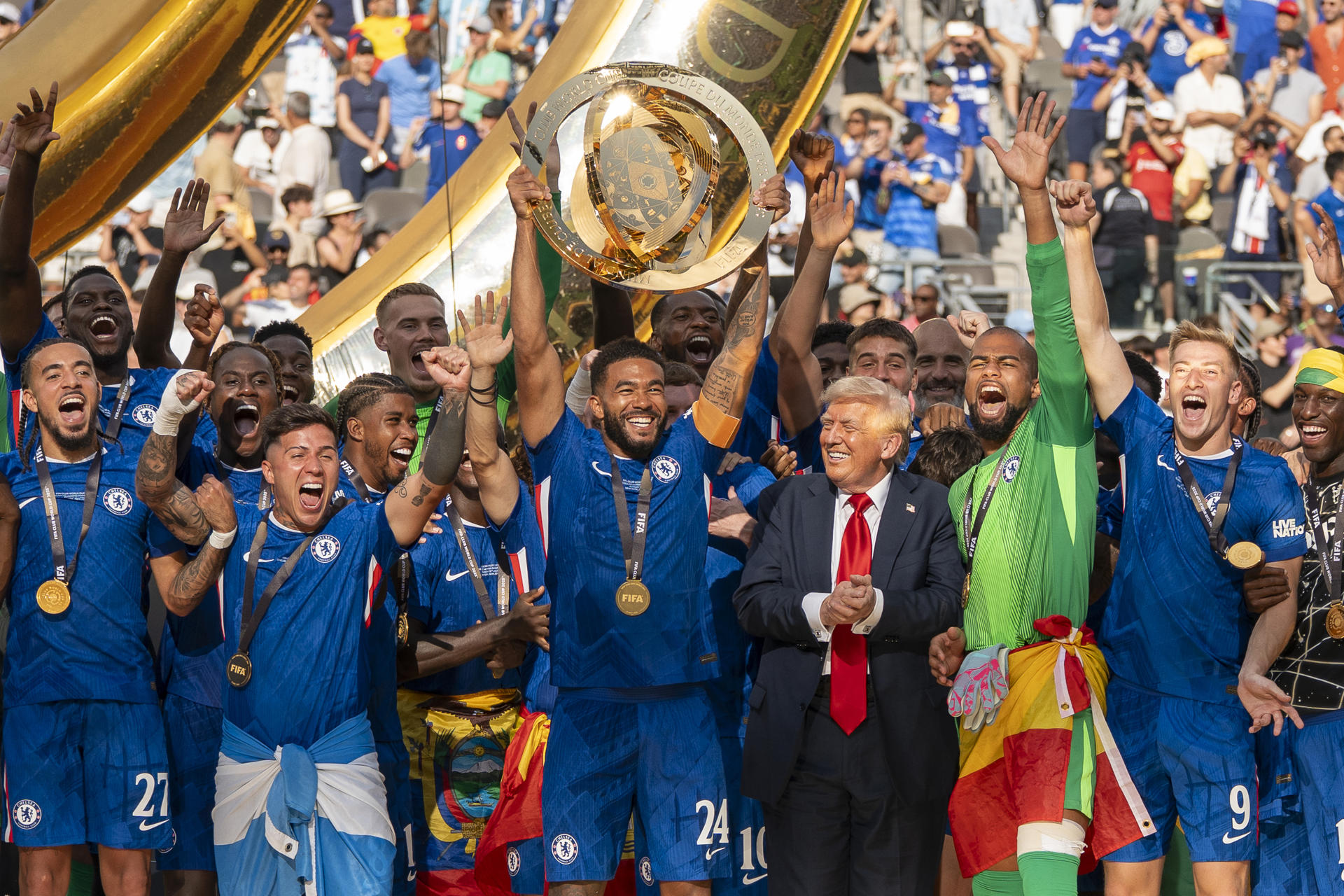Jugadores de Chelsea, con el presidente de Estados Unidos , Donald Trump, como testigo excepcional, celebran este domingo la conquista del Mundial de Clubes tras golear por 3-0 al París Saint-Germain en el estadio MetLife en Nueva Jersey. EFE/ Ángel Colmenares