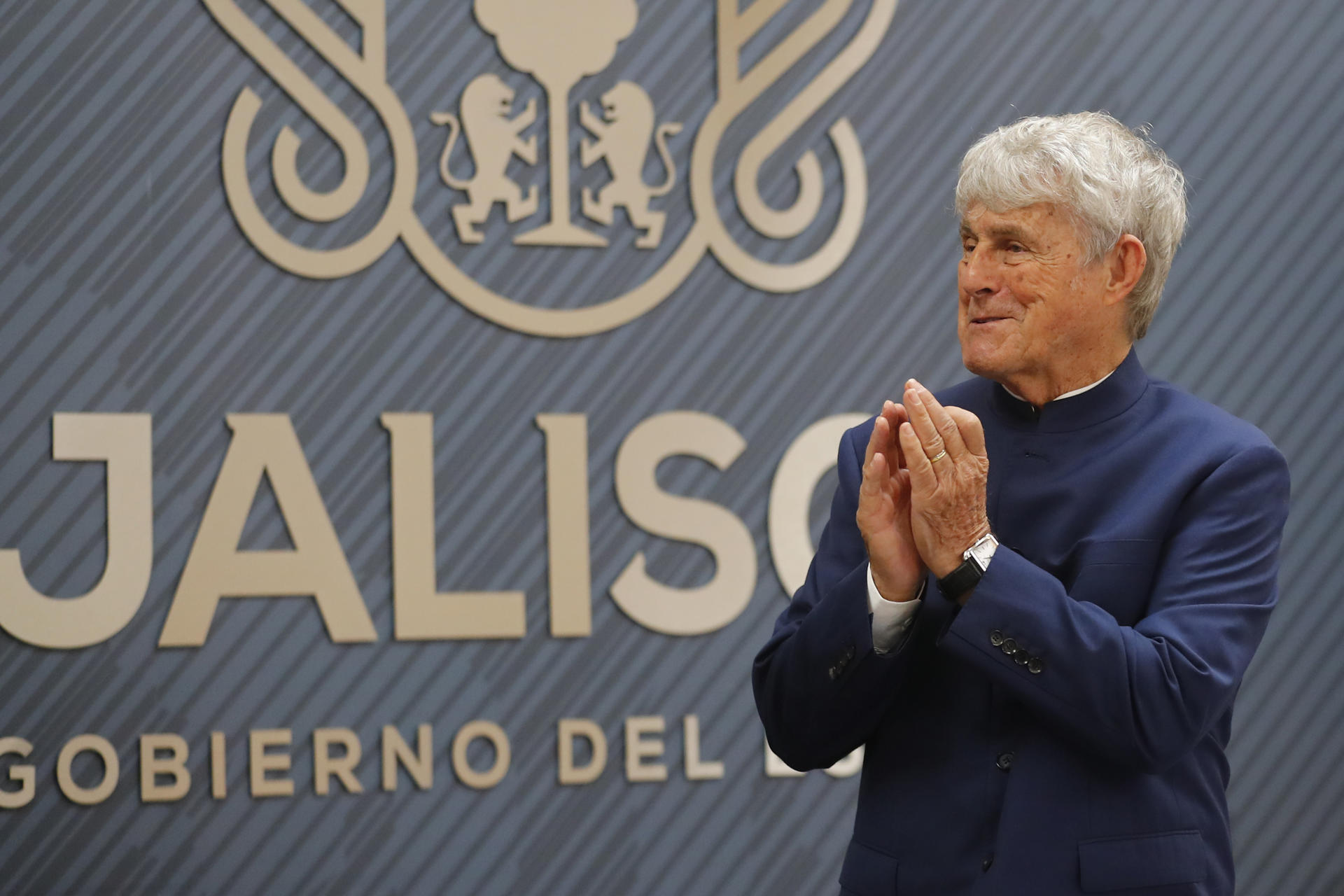El ex futbolista y ex entrenador de fútbol serbio, Velibor Bora Milutinovic, habla durante un homenaje que recibió este viernes en Casa Jalisco, en Guadalajara, (México). EFE/Francisco Guasco 