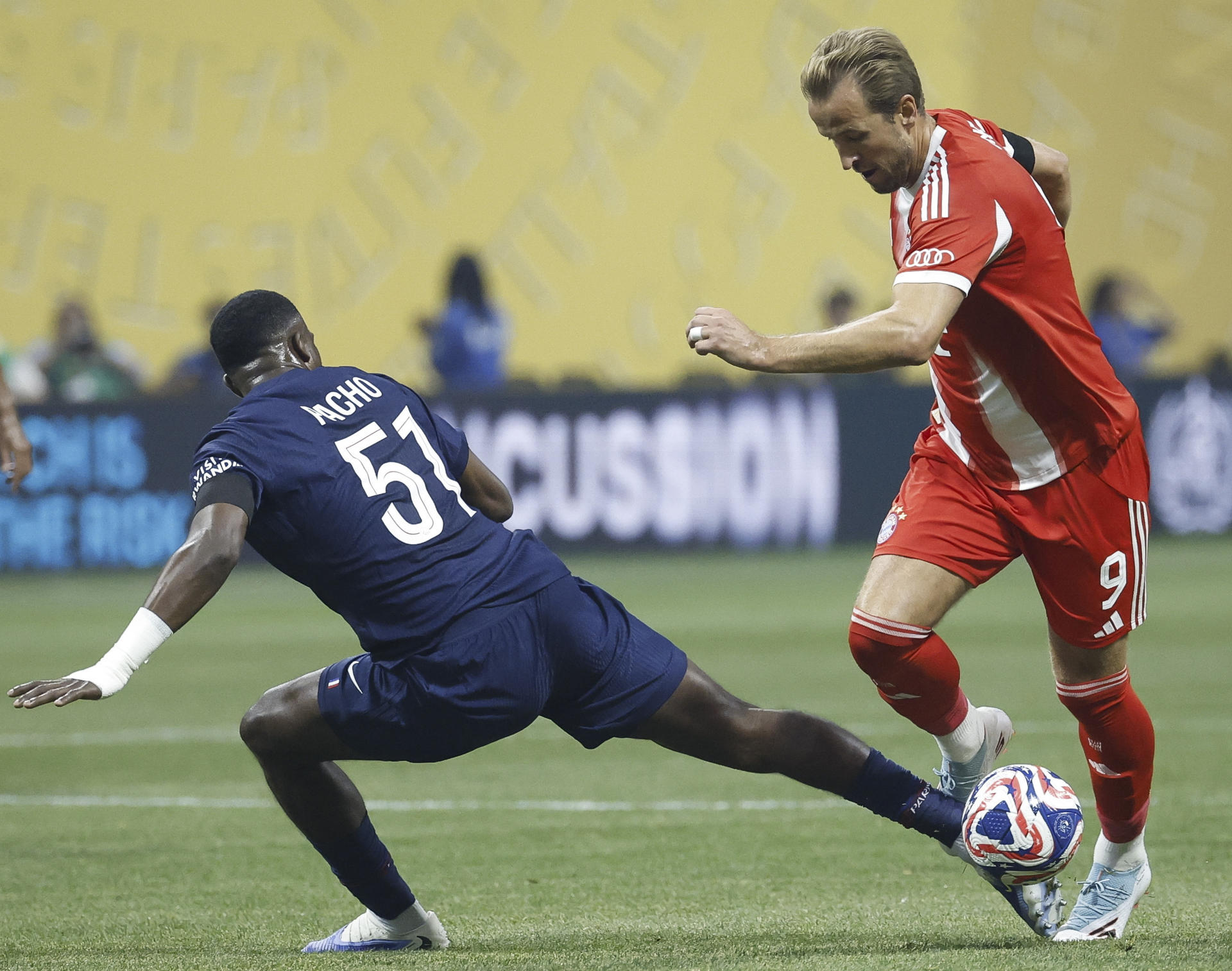 El central ecuatoriano Willan Pacho (i) se perderá por expulsión este sábado ante el Bayern de Múnich el partido de las semifinales del PSG contra Real Madrid. EFE/EPA/ERIK S. LESSER 