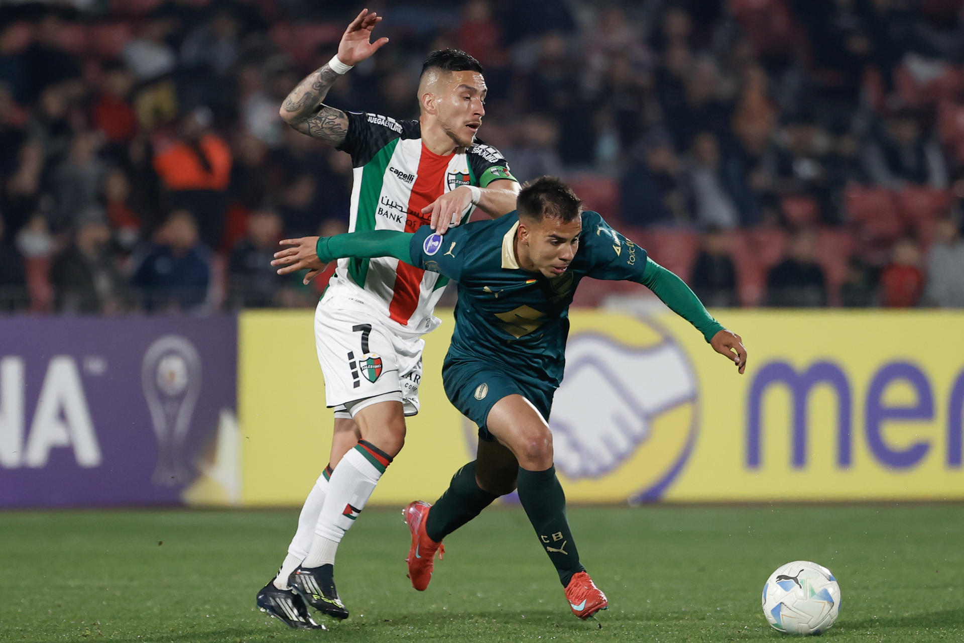 Bryan Carrasco (i) de Palestino disputa el balón con Robson Matheus de Bolívar durante el partido que el equipo boliviano ganó este miércoles por 0-3 en el estadio Julio Martínez Prádanos​ de Santiago y le clasificó a los octavos de final de la Copa Sudamericana. EFE/ Elvis González 