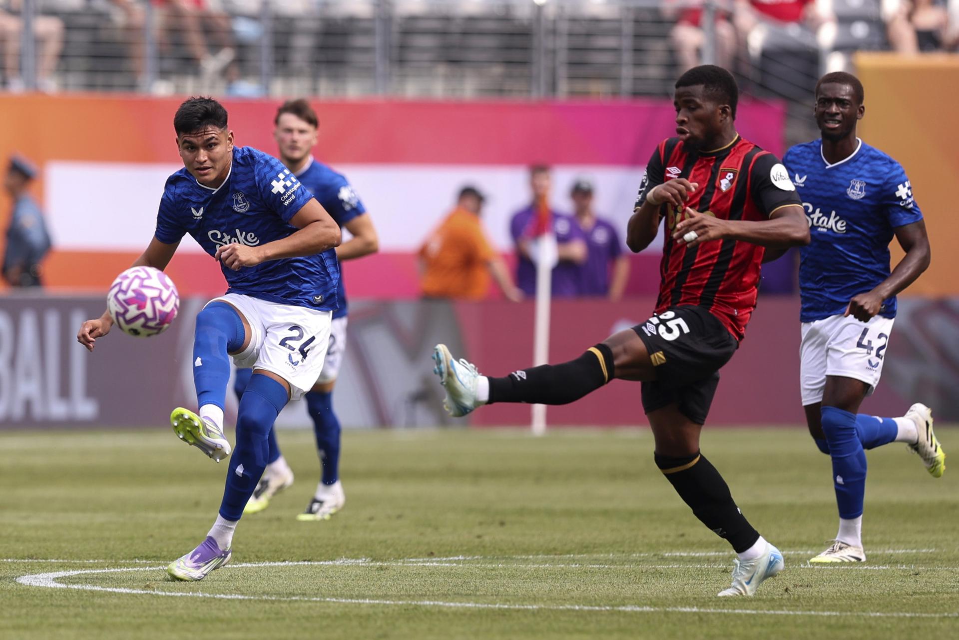 Charly Alcaraz (i), de Everton, en acción durante el partido de la Premier League Summer Series 2025 entre Everton y AFC Bournemouth en el Metlife Stadium en East Rutherford, Nueva Jersey (EE.UU.). EFE/SARAH YENESEL