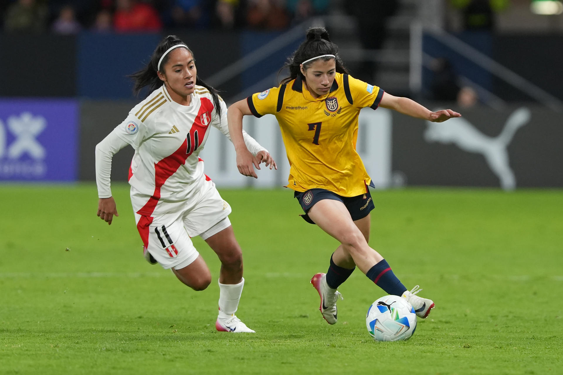La defensora peruana Xioczana Canales (i) pierde la marca de la delantera ecuatoriana Emily Arias este martes durante el partido que de la segunda jornada del Grupo A de la Copa América que la Blanquirroja perdió por 1-3 en Quito. EFE/ Vicente Costales . 