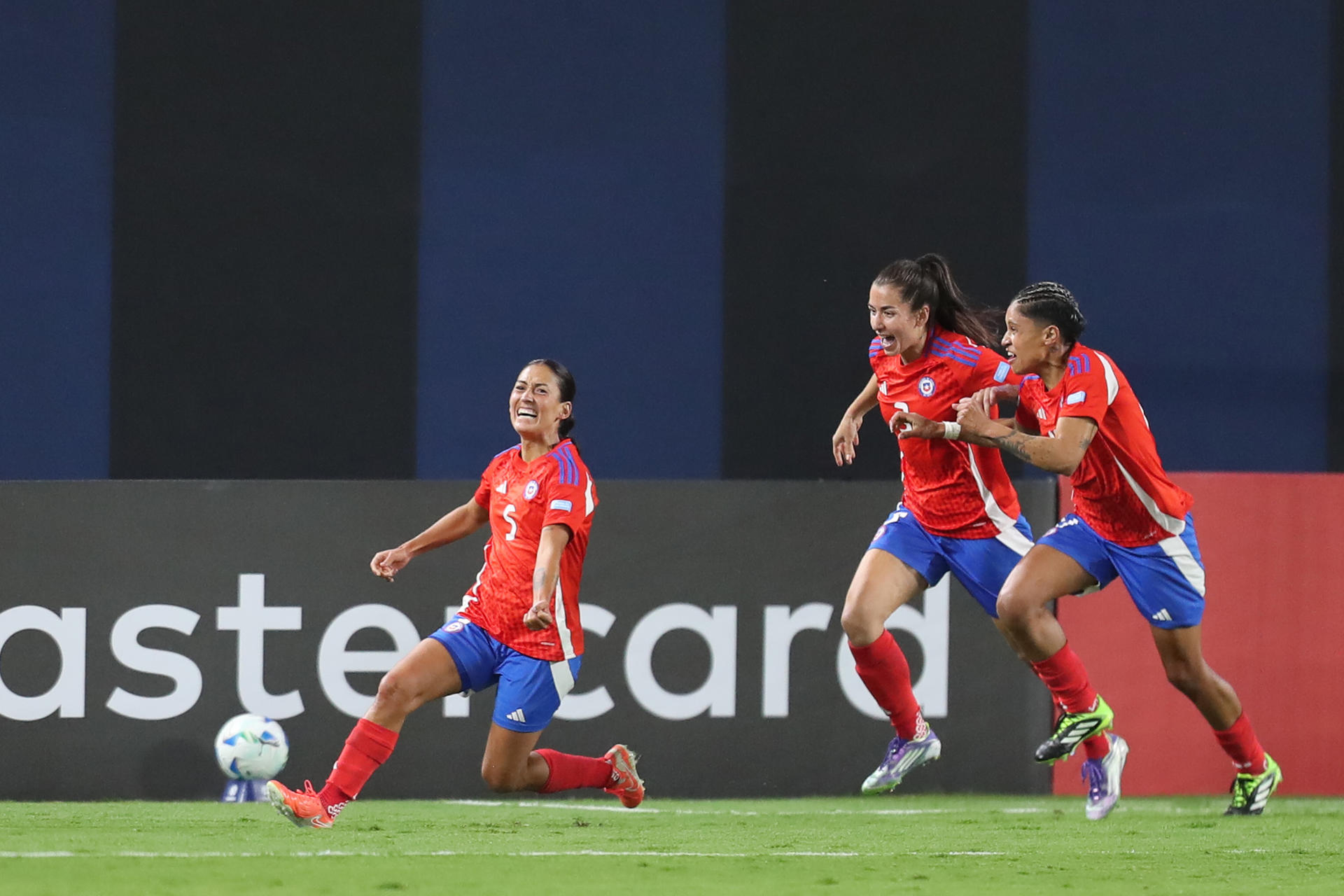 Nayadet López (i), de Chile, celebra un gol en un partido de la fase de grupos de la Copa América Femenina entre Chile y Ecuador en el estadio Banco de Guayaquil en Quito (Ecuador). EFE/ José Jácome 
