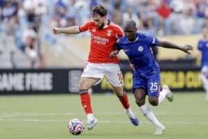 Moisés Caicedo (d), del Chelsea, durante el partido del Mundial de Clubes ante el Benfica en Charlotte. EFE/EPA/BRIAN WESTERHOLT