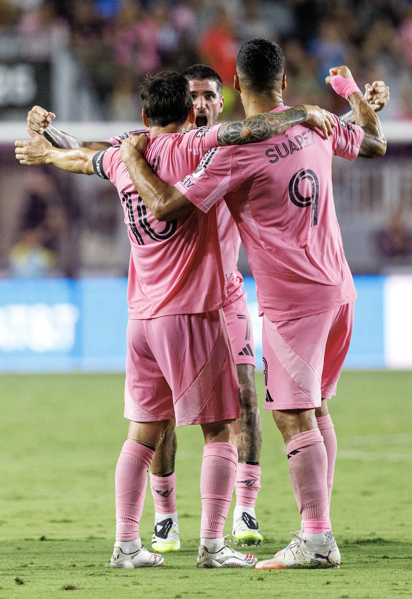 Lionel Messi (i), Rodrigo de Paul (c) y Luis Suárez (d) celebran este miércoles el triunfo agónico de Inter Miami por 2-1 sobre el Atlas mexicano en partido de la primera jornada de la Leagues Cup jugado en Fort Lauderdale (Florida). EFE/EPA/CRISTOBAL HERRERA-ULASHKEVICH ORT LAUDERDALE (United States), 31/07/2025.- (L-R) Inter Miami CF Forward Lionel Messi, Inter Miami CF Midfielder Rodrigo De Paul and Inter Miami CF Forward Luis Suarez celebrate during the soccer Leagues Cup 2025 match between Inter Miami CF and the Atlas FC in Fort Lauderdale, Florida, USA, 30 July 2025. The Leagues Cup is an annual soccer competition between clubs from Major League Soccer. EFE/EPA/CRISTOBAL HERRERA-ULASHKEVICH 