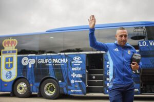 El centrocampista del Oviedo Santi Cazorla saluda a la afición en foto de archivo de David Pérez Cejuela. EFE