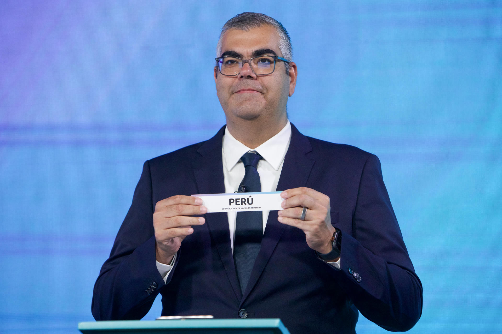 El director de Competiciones y Operaciones de la Conmebol, Frederico Nantes, condujo este jueves en Quito el sorteo de los partidos de la Liga de Naciones, clasificatoria para el Mundial de 2027. EFE/ Gianna Benalcazar 
