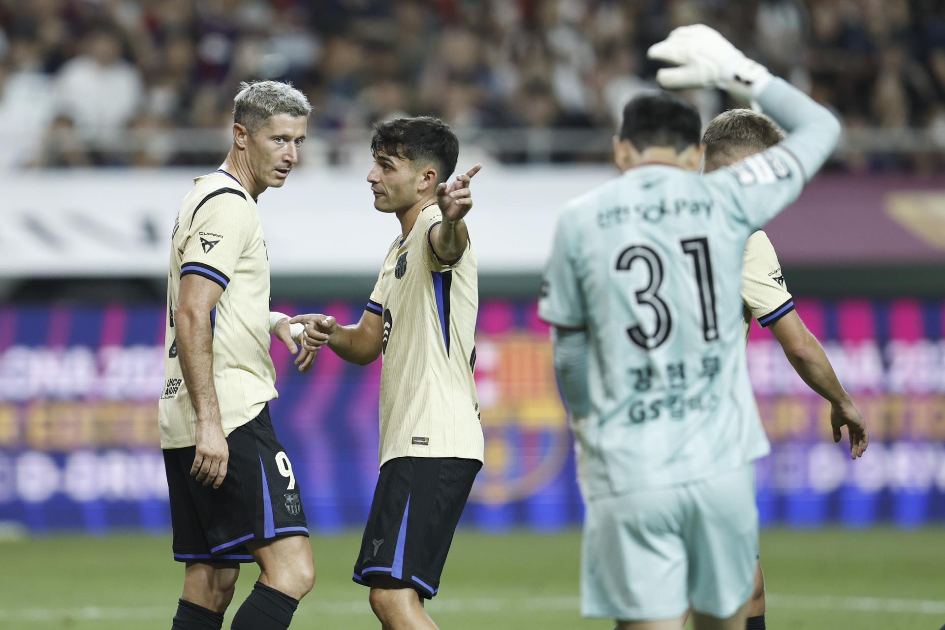 El jugador del FC Barcelona Robert Lewandowski (iz) durante el amistoso ante el FC Seúl este jueves. EFE/EPA/JEON HEON-KYUN 