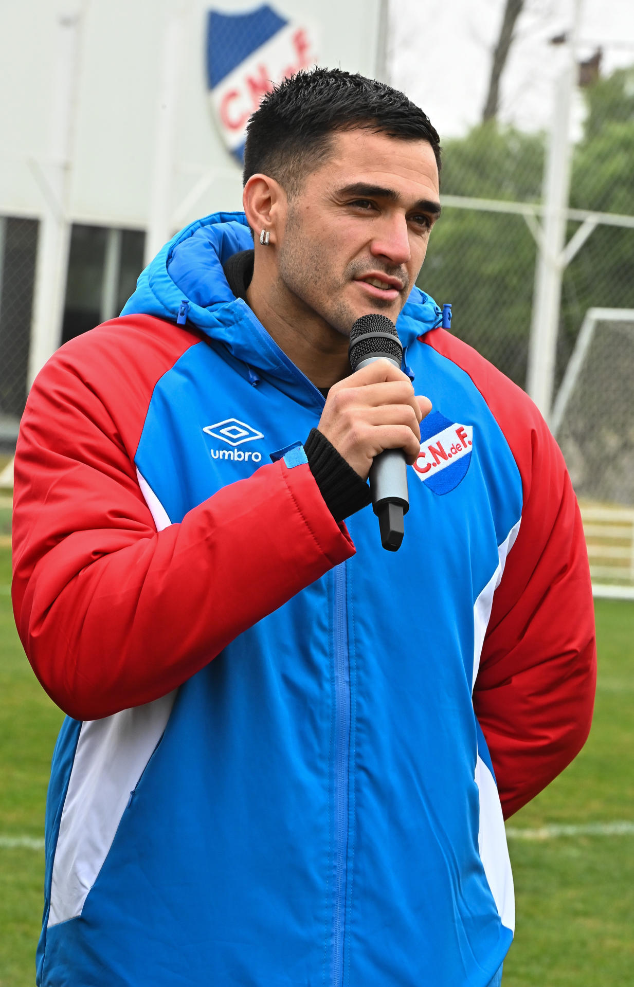 Maximiliano Gómez habla durante su presentación como nuevo jugador de Nacional. EFE/Federico Gutiérrez 