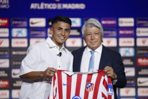 El delantero argentino Thiago Almada (i) posa con el presidente del equipo, Enrique Cerezo (d) durante su presentación como nuevo jugador del Atlético de Madrid en el estadio Metropolitano de Madrid. EFE/ Chema Moya
